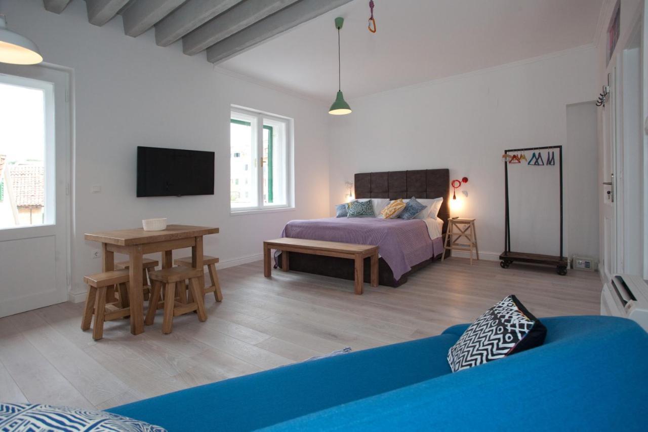 Apartments Central Chic And Cozy สปลิท ภายนอก รูปภาพ